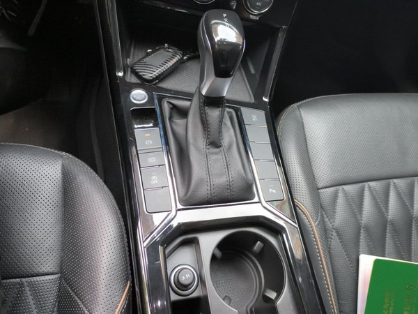 Volkswagen Passat 2019, 132100 км, за 10881 USD - фото 16