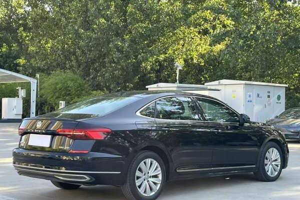 Volkswagen Passat 2020, 80100 км, за 12052 USD - фото 17