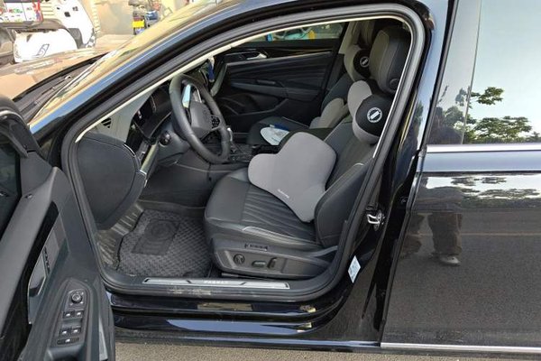 Volkswagen Passat 2023, 17000 км, за 18779 USD - фото 13