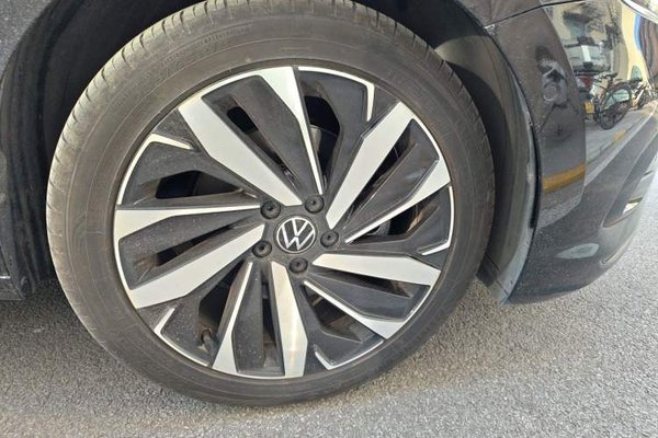 Volkswagen Passat 2023, 17000 км, за 18779 USD