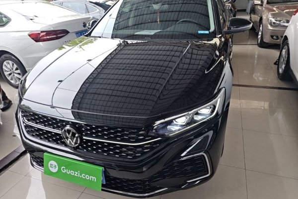 Volkswagen Passat 2023, 27000 км, за 21025 USD