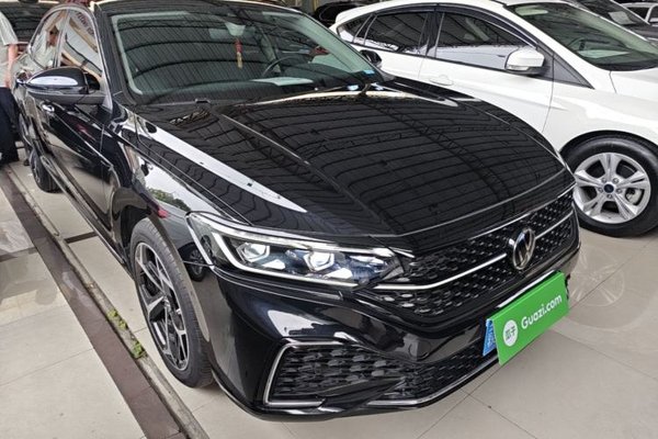 Volkswagen Passat 2023, 27000 км, за 21025 USD