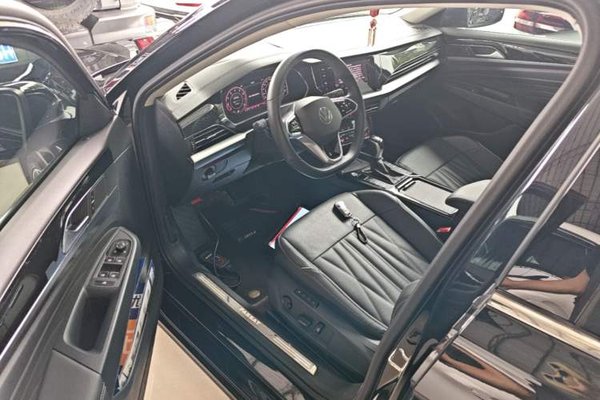 Volkswagen Passat 2023, 27000 км, за 21025 USD - фото 18
