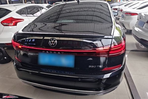 Volkswagen Passat 2023, 27000 км, за 21025 USD