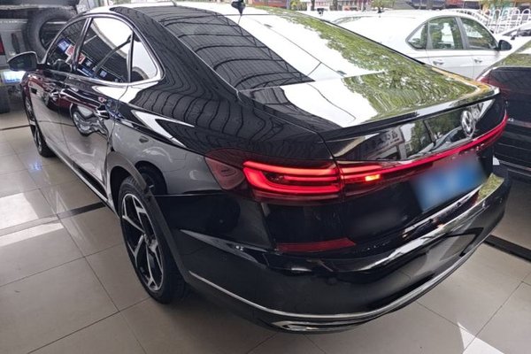 Volkswagen Passat 2023, 27000 км, за 21025 USD