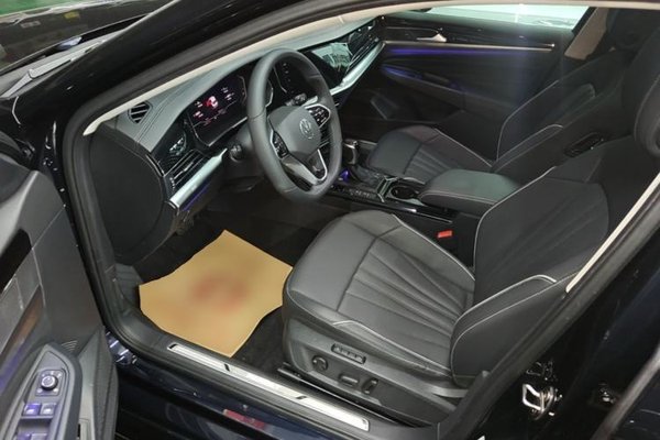 Volkswagen Passat 2024, 61900 км, за 20355 USD - фото 24