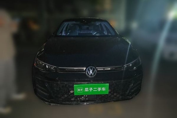 Volkswagen Passat 2025, 17800 км, за 21119 USD