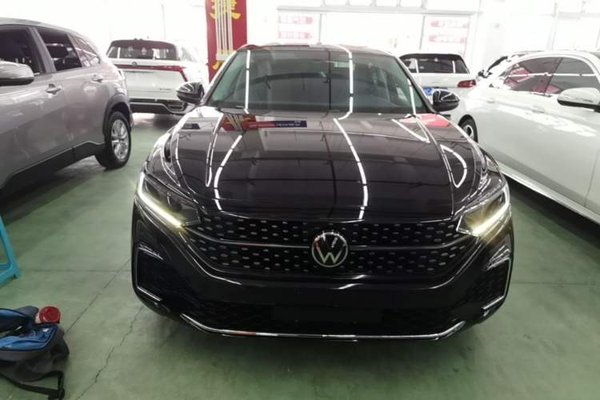 Volkswagen Passat 2025, 33600 км, за 19307 USD