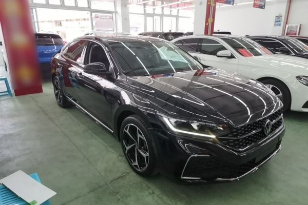 Volkswagen Passat 2025, 33600 км, за 19307 USD