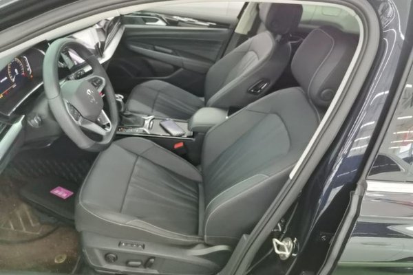 Volkswagen Passat 2025, 33600 км, за 19307 USD - фото 18