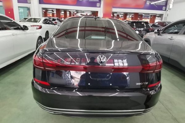 Volkswagen Passat 2025, 33600 км, за 19307 USD