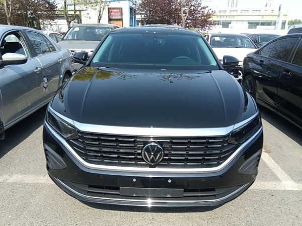 Volkswagen Passat 2025, 37700 км, за 22064 USD