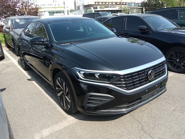 Volkswagen Passat 2025, 37700 км, за 22064 USD
