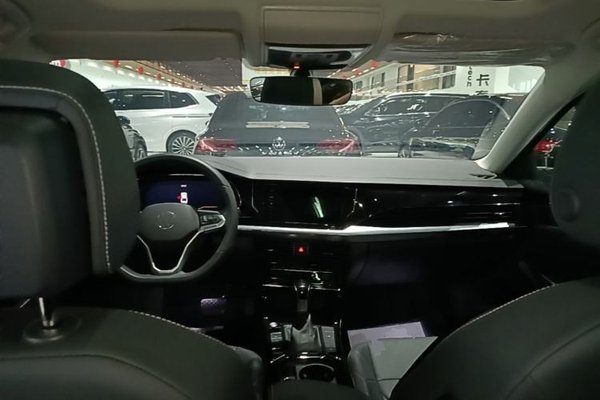 Volkswagen Passat 2025, 7700 км, за 22364 USD - фото 17
