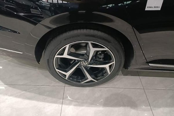 Volkswagen Passat 2025, 7700 км, за 22364 USD - фото 16