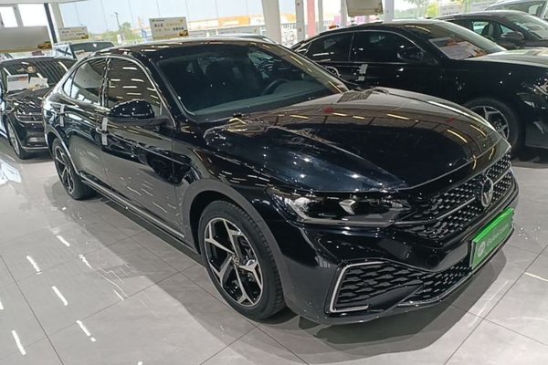 Volkswagen Passat 2025, 7700 км, за 22364 USD