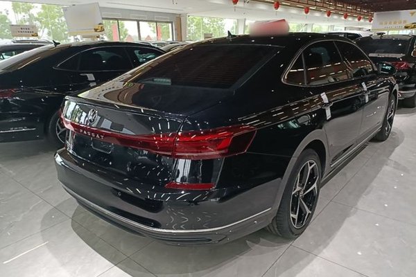 Volkswagen Passat 2025, 7700 км, за 22364 USD - фото 6