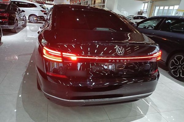 Volkswagen Passat 2025, 7700 км, за 22364 USD