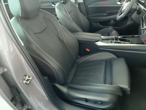 Volkswagen Passat 2025, 10600 км, за 26405 USD