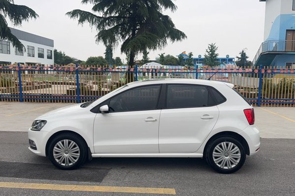 Volkswagen Polo 2016, 63600 км, за 8239 USD