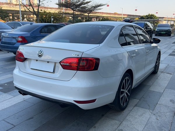 Volkswagen Sagitar 2013, 154400 км, за 7930 USD
