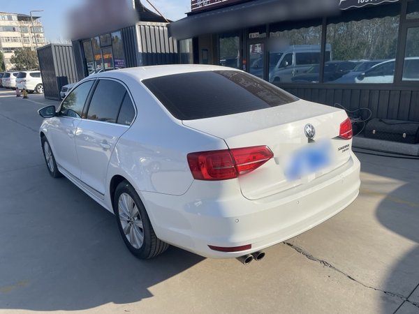Volkswagen Sagitar 2015, 96200 км, за 8024 USD