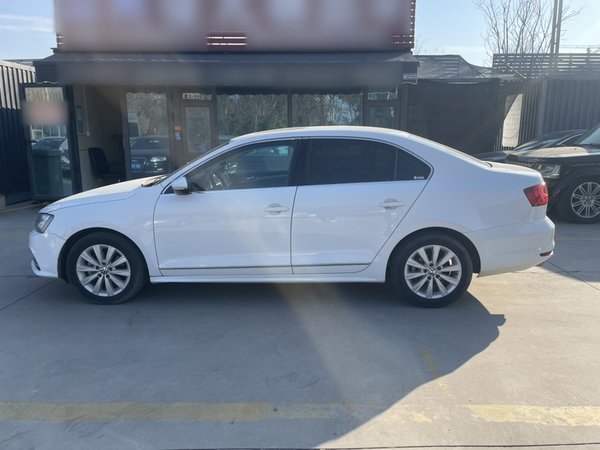 Volkswagen Sagitar 2015, 96200 км, за 8024 USD