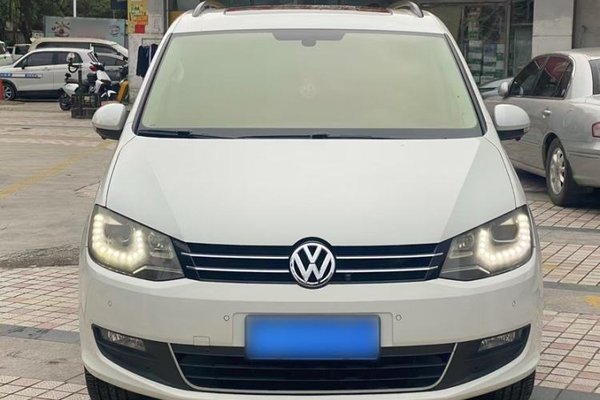 Volkswagen Sharan 2013, 90400 км, за 9176 USD