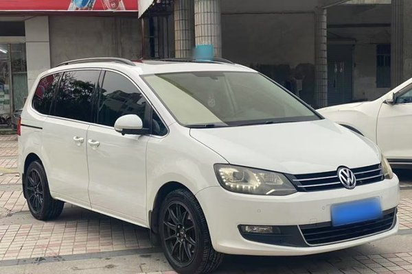 Volkswagen Sharan 2013, 90400 км, за 9176 USD