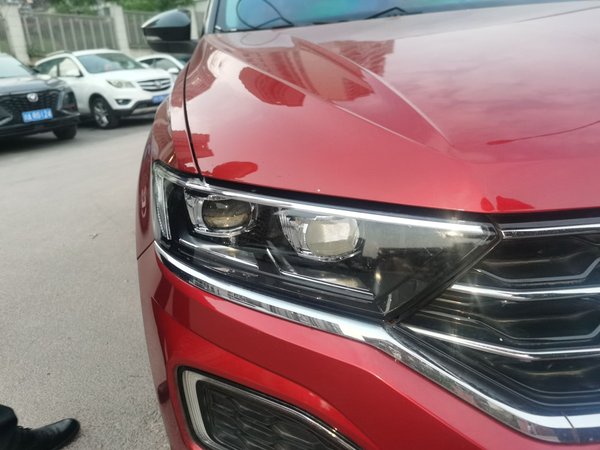 Volkswagen T-ROC 2018, 128000 км, за 8361 USD
