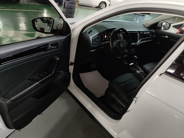 Volkswagen T-Roc 2021, 60300 км, за 13423 USD - фото 19