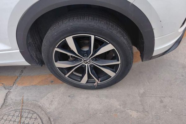 Volkswagen T-ROC 2023, 27900 км, за 14469 USD