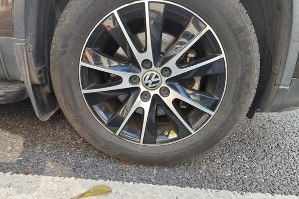 Volkswagen Tiguan 2015, 105600 км, за 7528 USD
