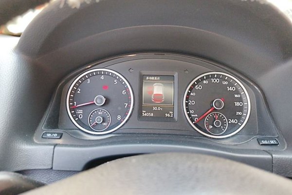 Volkswagen Tiguan 2015, 54100 км, за 7885 USD - фото 10
