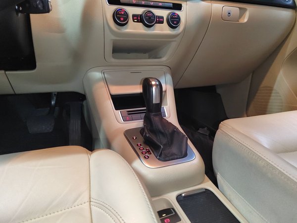 Volkswagen Tiguan L 2015, 134300 км, за 8255 USD - фото 15