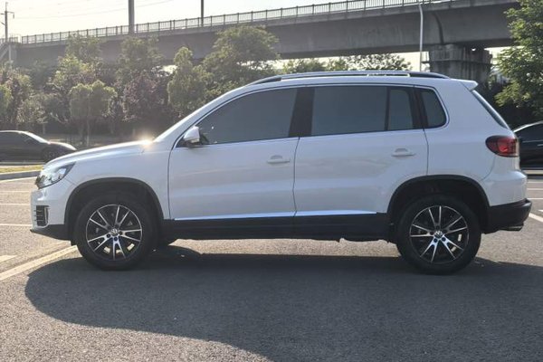 Volkswagen Tiguan 2015, 63300 км, за 8989 USD