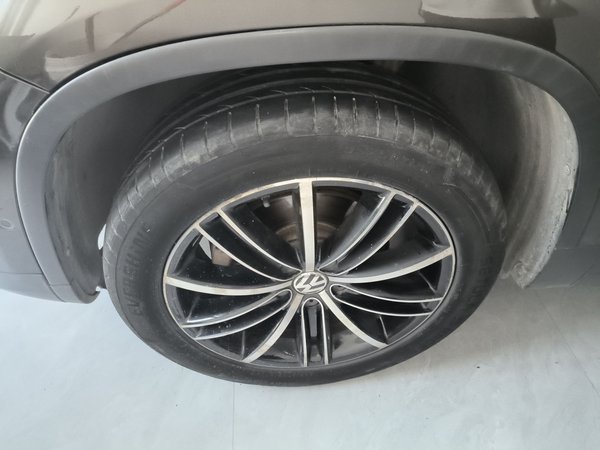 Volkswagen Tiguan 2015 2.0 TSI Automatic All-Wheel Drive Flagship Edition, 2015 года