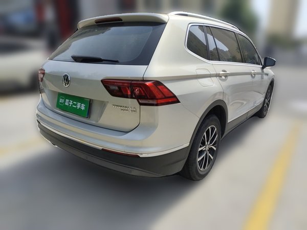 Volkswagen Tiguan L 2017, 62900 км, за 11441 USD - фото 8