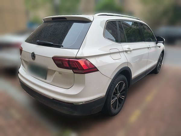 Volkswagen Tiguan L 2020, 66200 км, за 14040 USD - фото 6