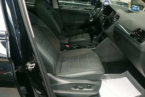 Volkswagen Tiguan L 2021, 59200 км, за 18481 USD - фото 19