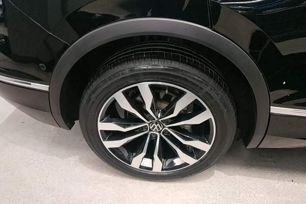 Volkswagen Tiguan L 2021, 59200 км, за 18481 USD - фото 11