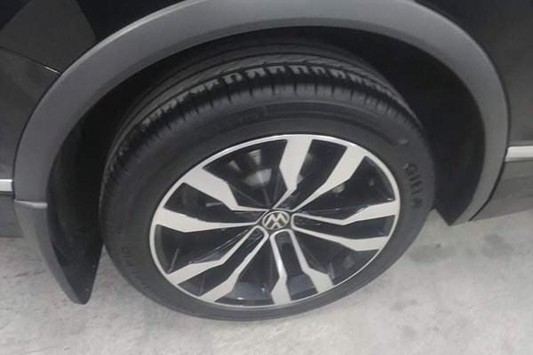 Volkswagen Tiguan L 2021, 62200 км, за 17928 USD - фото 25