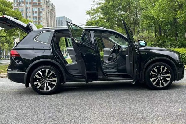 Volkswagen Tiguan L 2021, 62200 км, за 17928 USD - фото 28