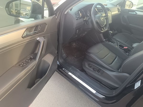 Volkswagen Tiguan L 2021, 74600 км, за 15372 USD - фото 19