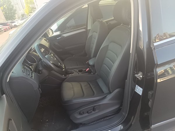 Volkswagen Tiguan L 2021, 74600 км, за 15372 USD - фото 18