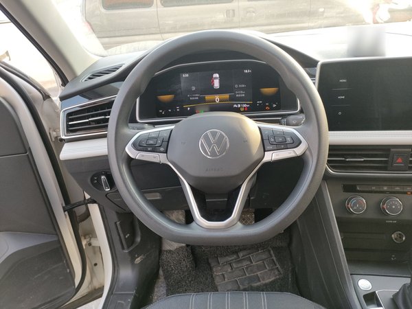 Volkswagen Tiguan L 2022, 69900 км, за 15201 USD - фото 12