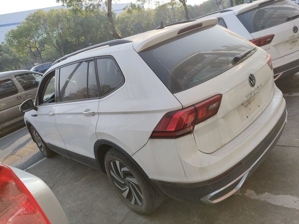 Volkswagen Tiguan L 2022, 69900 км, за 15201 USD