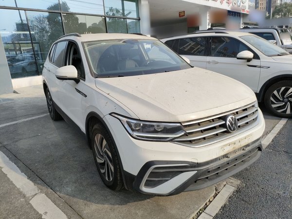 Volkswagen Tiguan L 2022, 77800 км, за 15069 USD