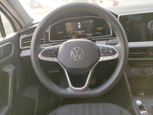 Volkswagen Tiguan L 2022, 77800 км, за 15069 USD - фото 12