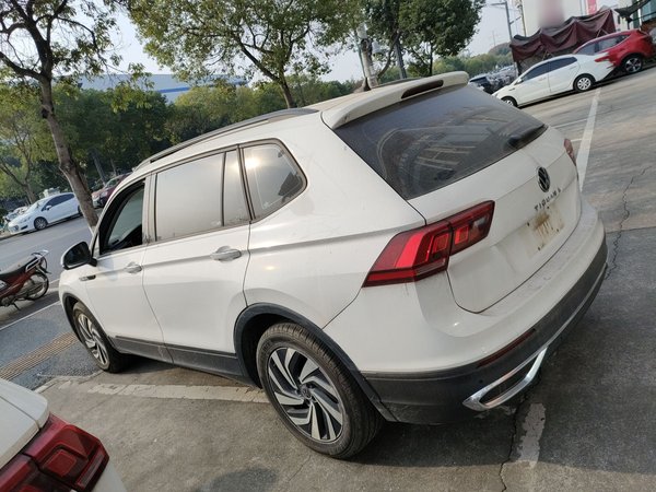 Volkswagen Tiguan L 2022, 77800 км, за 15069 USD